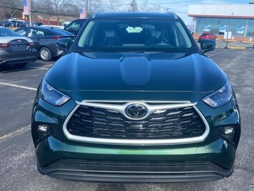 Green 2023 Toyota Highlander XLE