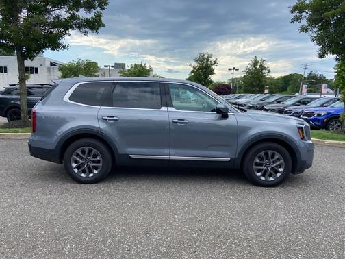 Everlasting Silver 2024 Kia Telluride LX