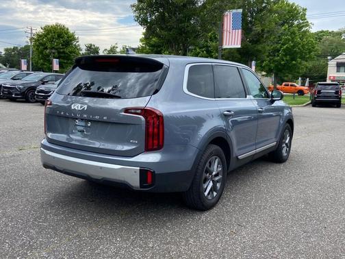 Everlasting Silver 2024 Kia Telluride LX