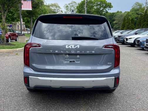 Everlasting Silver 2024 Kia Telluride LX
