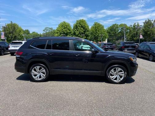 Deep Black 2022 Volkswagen Atlas 2.0T SE w/Technology