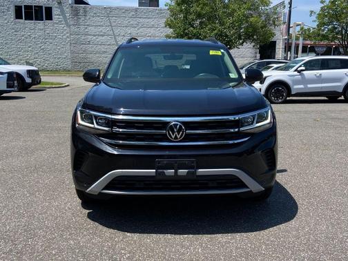 Deep Black 2022 Volkswagen Atlas 2.0T SE w/Technology
