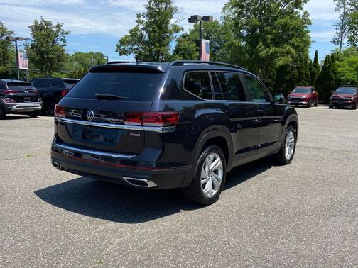 Deep Black 2022 Volkswagen Atlas 2.0T SE w/Technology