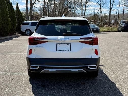 Snow White Pearl 2023 Kia Seltos S