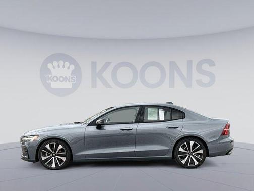 2022 Volvo S60 T5 Momentum