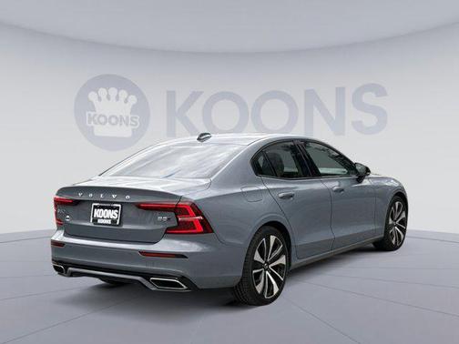 2022 Volvo S60 T5 Momentum