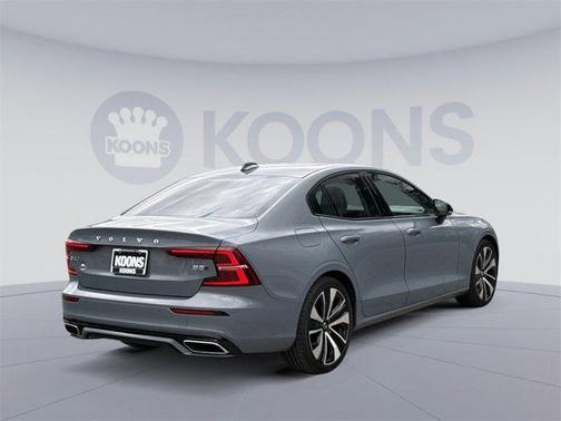 2022 Volvo S60 T5 Momentum