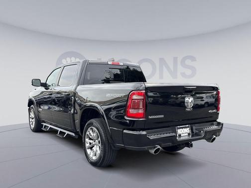 Diamond Black Crystal Pearlcoat 2022 RAM 1500 Laramie