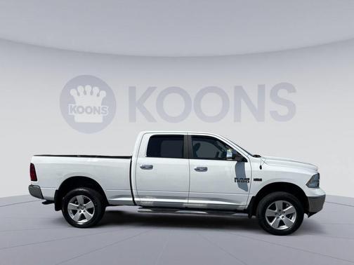 Bright White Clearcoat 2017 RAM 1500 SLT