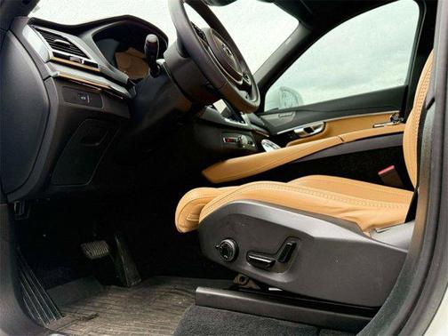 2024 Volvo XC90 B6 Ultimate Bright Theme 7-Seater