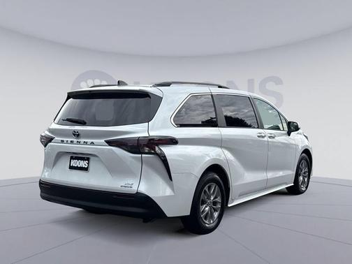 Pearl 2023 Toyota Sienna XLE