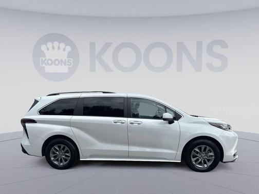 Pearl 2023 Toyota Sienna XLE