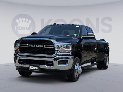 Diamond Black Crystal Pearlcoat 2022 RAM 3500 Big Horn Crew Cab 4x4 8' Box