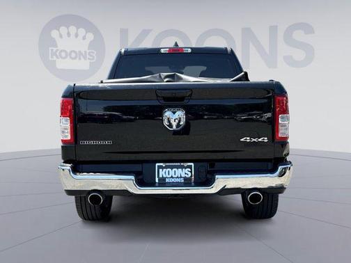 Diamond Black Crystal Pearlcoat 2022 RAM 1500 Big Horn/Lone Star