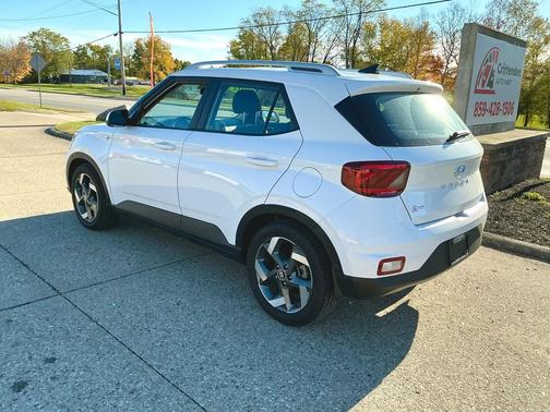 2022 Hyundai VENUE SEL