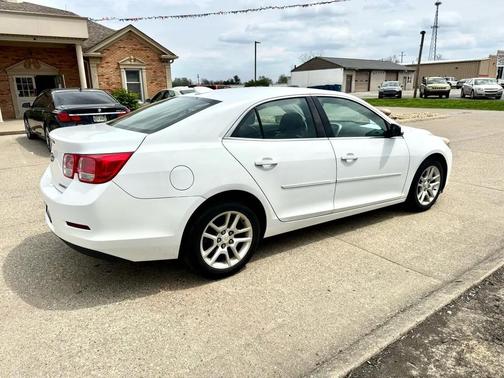 WHITE 2015 Chevrolet Malibu 1LT