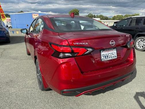 Scarlet Ember Tintcoat 2025 Nissan Versa 1.6 SV