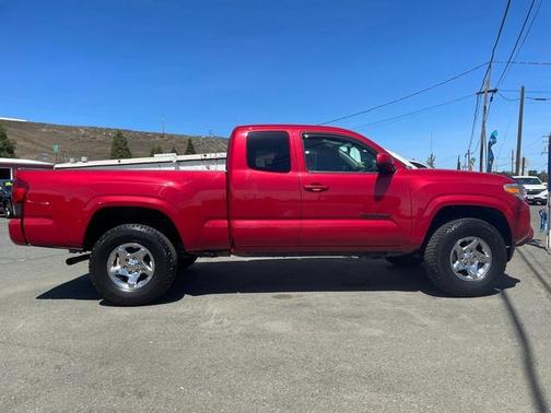 Photo 4 of 11 of 2019 Toyota Tacoma SR