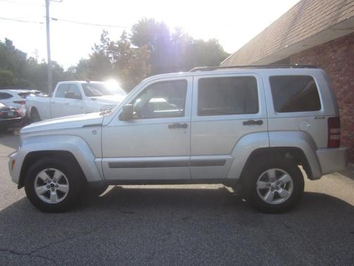 Photo 3 of 15 of 2011 Jeep Liberty Sport