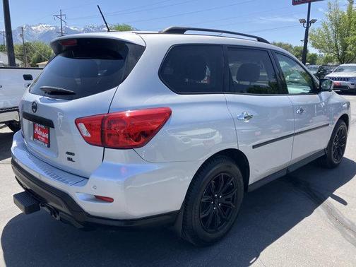 2017 Nissan Pathfinder SL
