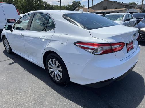 Super White 2019 Toyota Camry Hybrid LE