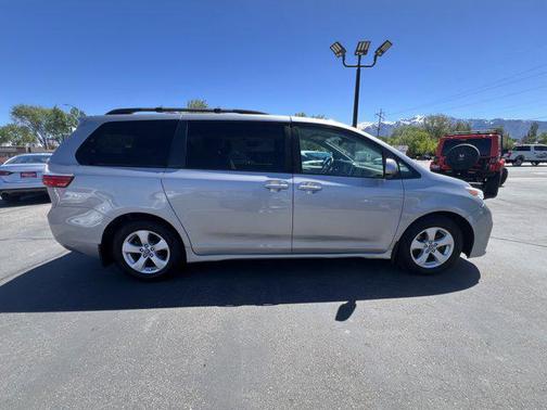 Silver Sky Metallic 2018 Toyota Sienna LE