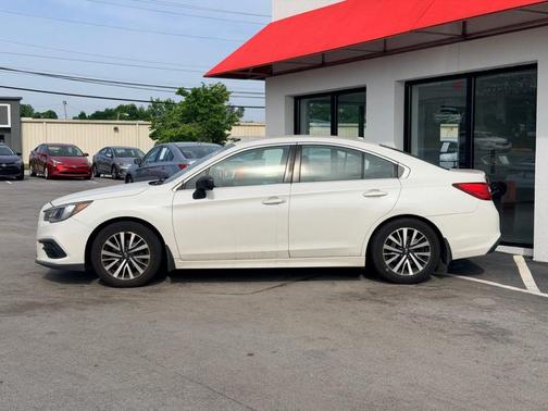 Crystal White Pearl 2019 Subaru Legacy 2.5i