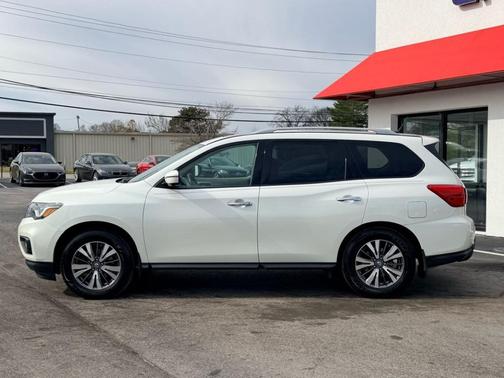 2017 Nissan Pathfinder SL