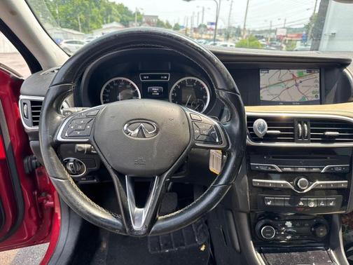 2017 INFINITI QX30 Luxury