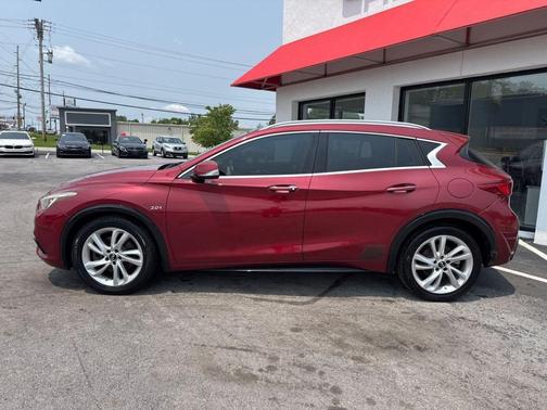2017 INFINITI QX30 Luxury