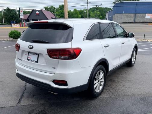 White 2019 Kia Sorento LX