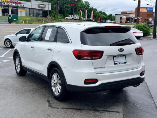 White 2019 Kia Sorento LX