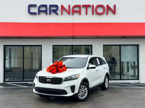 White 2019 Kia Sorento LX