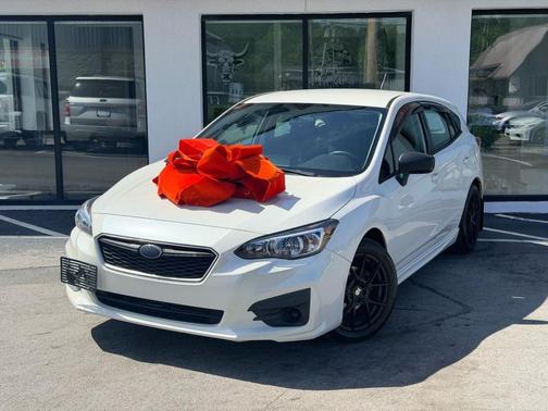 Crystal White Pearl 2017 Subaru Impreza 2.0i