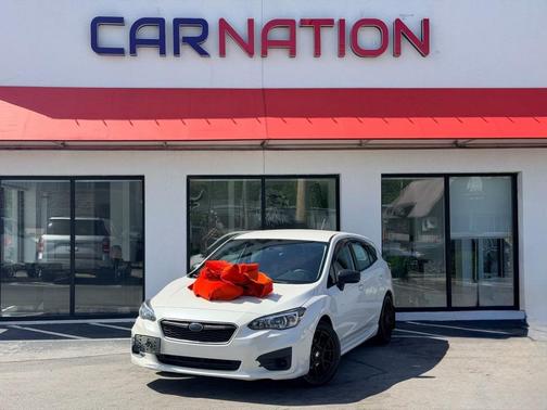 Crystal White Pearl 2017 Subaru Impreza 2.0i