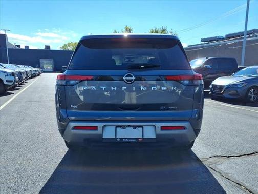 2025 Nissan Pathfinder SL