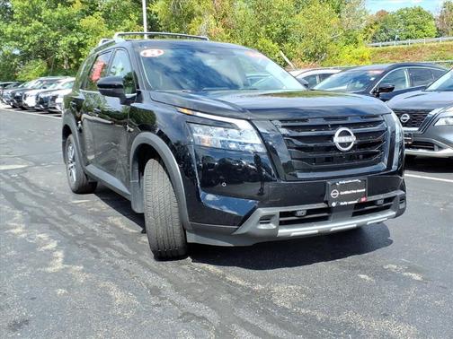 2024 Nissan Pathfinder SL