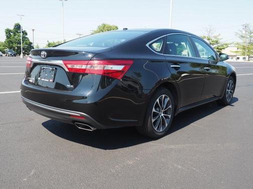 Photo 5 of 25 of 2017 Toyota Avalon XLE Premium