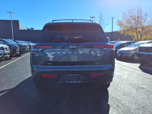 2025 Nissan Pathfinder SV