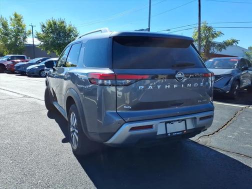 2025 Nissan Pathfinder SL
