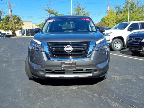2025 Nissan Pathfinder SL