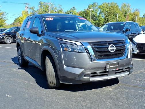2025 Nissan Pathfinder SL