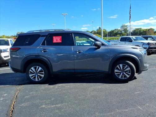 2025 Nissan Pathfinder SL