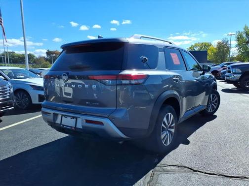 2025 Nissan Pathfinder SL