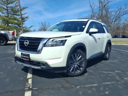 White 2023 Nissan Pathfinder SL
