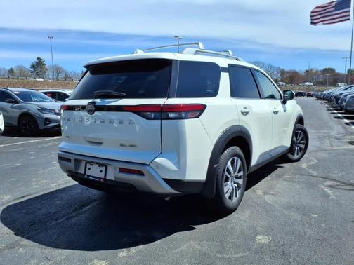 2022 Nissan Pathfinder SL