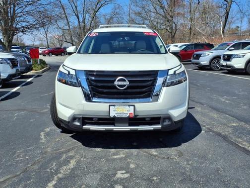 2022 Nissan Pathfinder SL