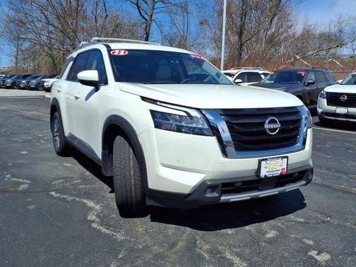 2022 Nissan Pathfinder SL