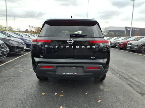 2025 Nissan Pathfinder SV