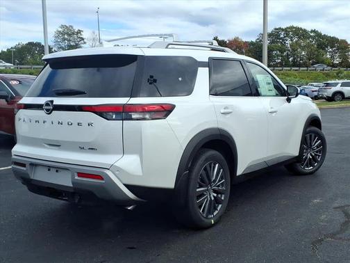 2025 Nissan Pathfinder SL